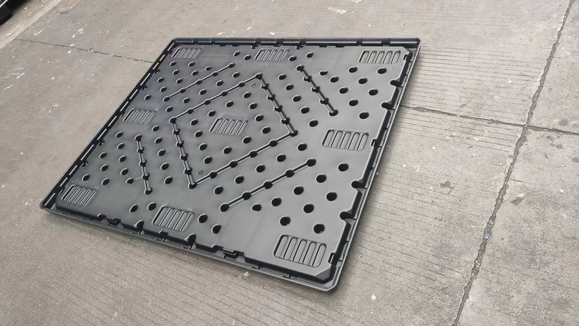 Plastic Lid And Pallet
